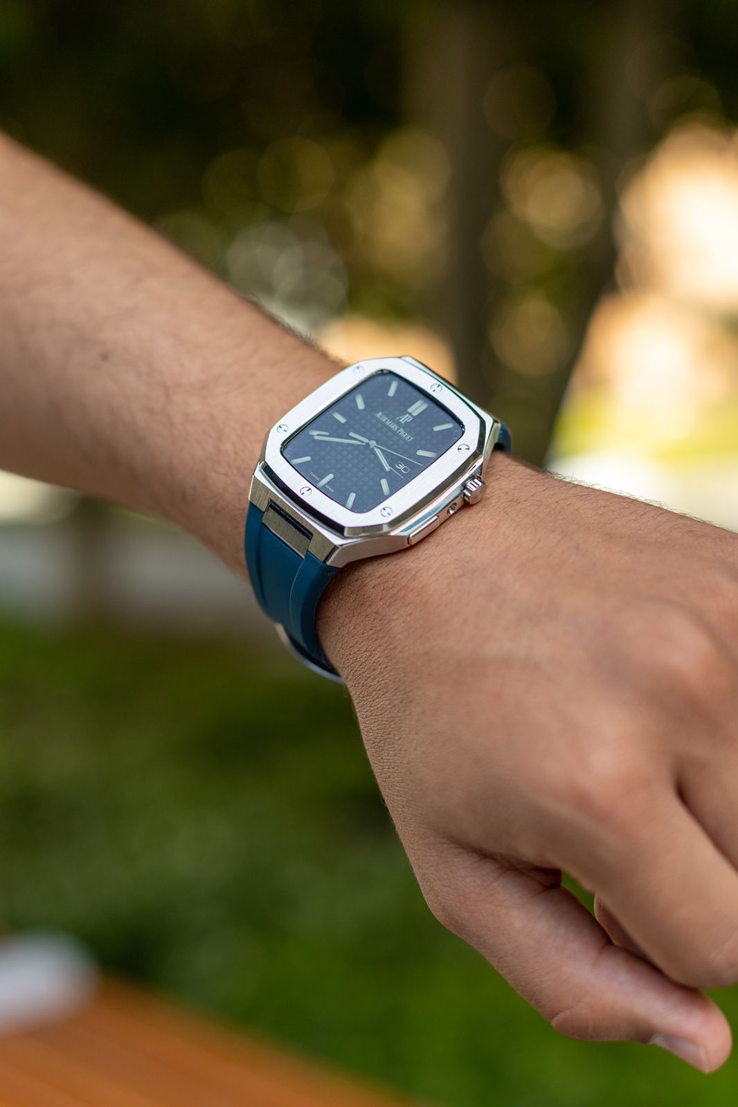 Stainless Steel Sport - Accessoire Apple Watch - Coque Acier Argent et bracelet Bleu Appel Watch 44mm porté